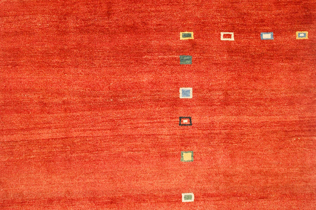 ぱっと目を引く赤色の絨毯