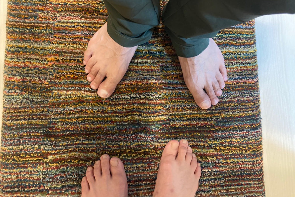 素足で触れてください