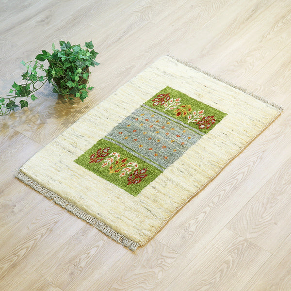 ギャッベ絨毯「原毛の大地に湧く、静かなオアシス」10130630【84×58】