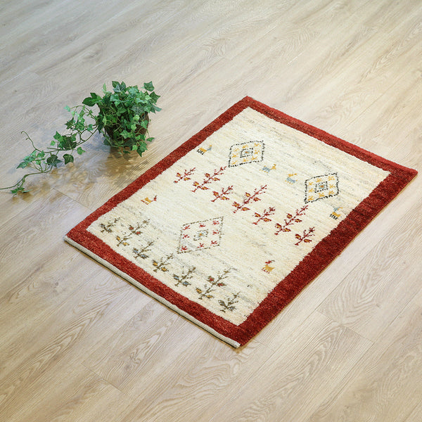 ギャッベ絨毯「白い大地を歩く、小さな仲間たち」10130693【87×66】