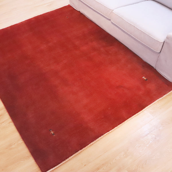 ギャッベ絨毯「赤の陰影と文様の詩」9234539【197×151】