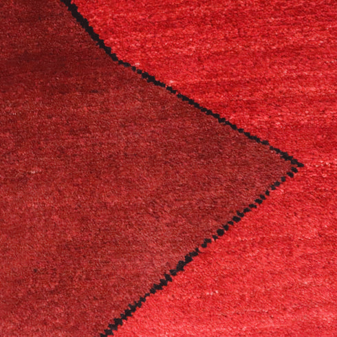 ギャッベ絨毯「情熱と静寂の調和 — 赤×黒ギャッベ」 970181【235×170】