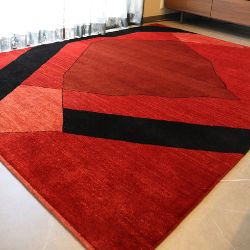 ギャッベ絨毯「情熱と静寂の調和 — 赤×黒ギャッベ」 970181【235×170】